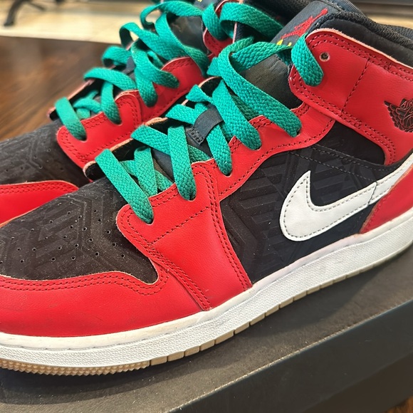 Air Jordan 1 Mid SE (GS) ‘Christmas’ Size 7 - Picture 6 of 11